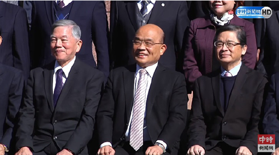 蘇貞昌30日率“內閣”總辭，並與“閣員”們拍大合照。（圖片來源：台灣“中時新聞網”）