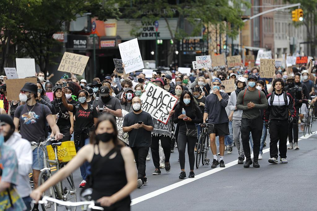 △當地時間2020年6月1日，美國紐約曼哈頓，紐約民眾在曼哈頓街道游行抗議警察暴力執法。