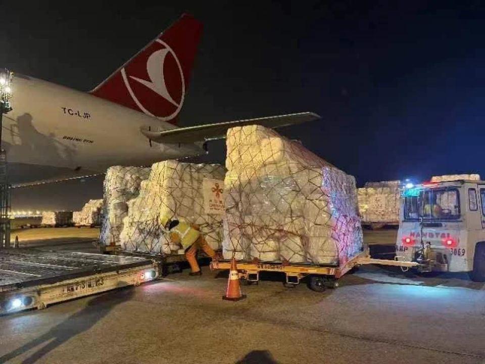 土耳其地震︱中國首批援助物資運抵伊斯坦布爾其餘批次援助將陸續付運