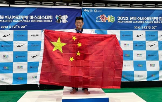 李東憲在“2023亞太壯年運動會”上奪得銅牌并高舉五星紅旗慶祝。