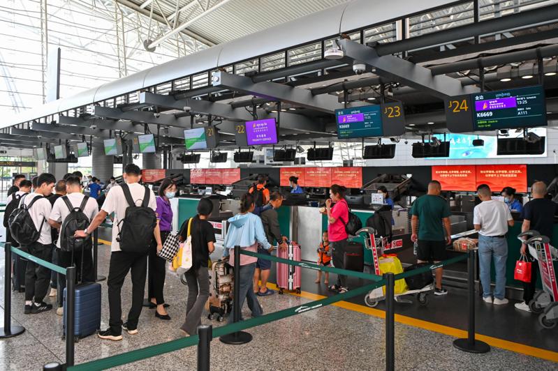 中國大陸宣布開放團客赴日本、韓國、美國、澳洲等國旅遊，圖為廣州白雲機場登機櫃台資料照。（中新社）