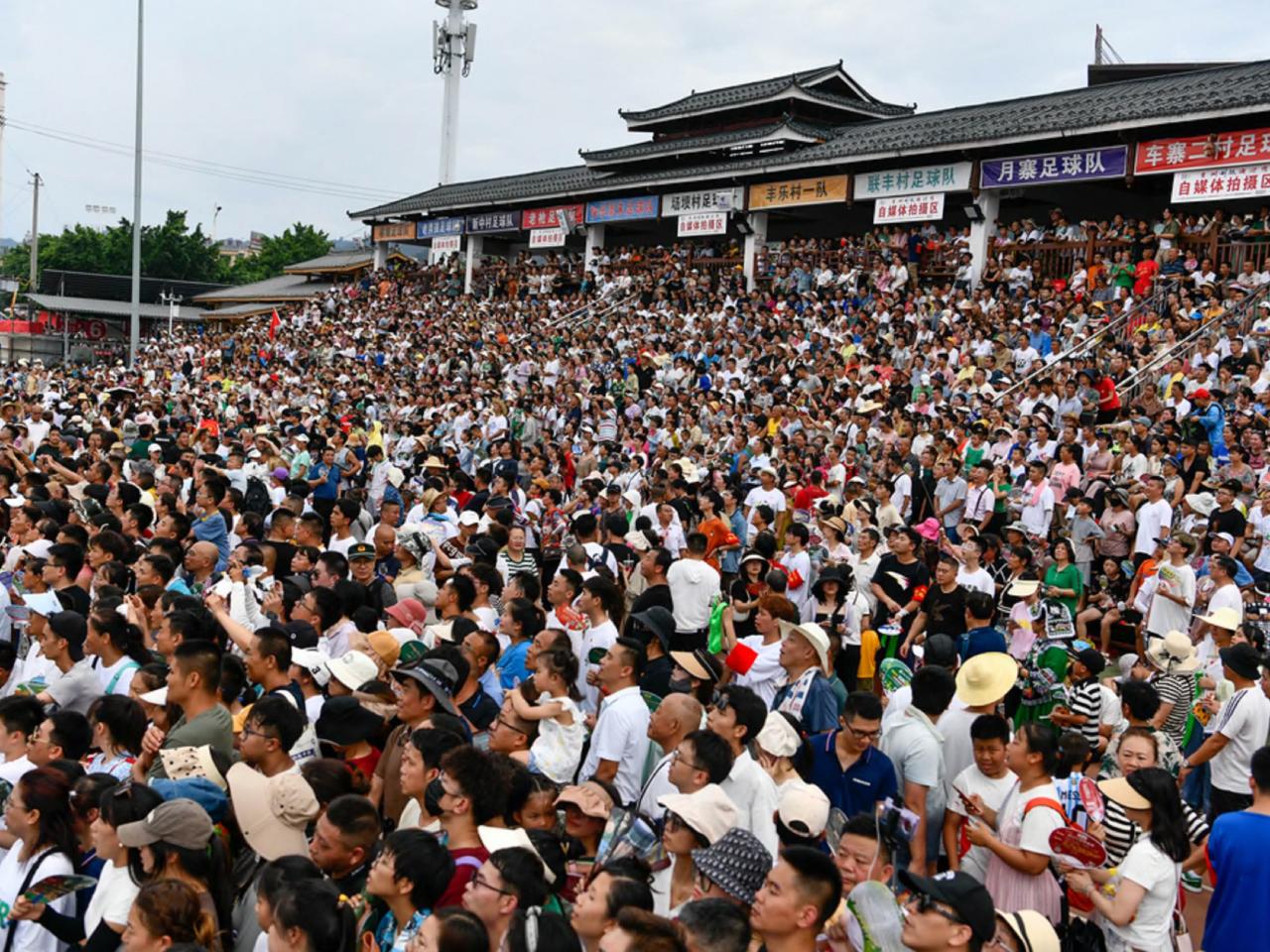 村超是內地地方足球近期新興大熱，經常有過萬人參與。（新華社資料圖片）