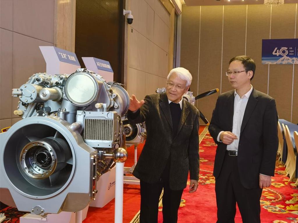 大陸已研製氫燃料等“玉龍”系列先進航空發動機。圖為座談會現場展示發動機模型。(新華社╱中國航空發動機集團有限公司供圖)