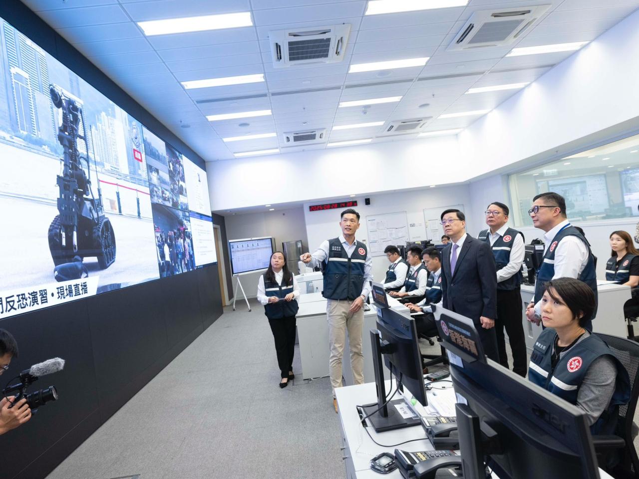 李家超表示,國際恐襲及本土恐怖主義的威脅不容忽視。(李家超社交網站)