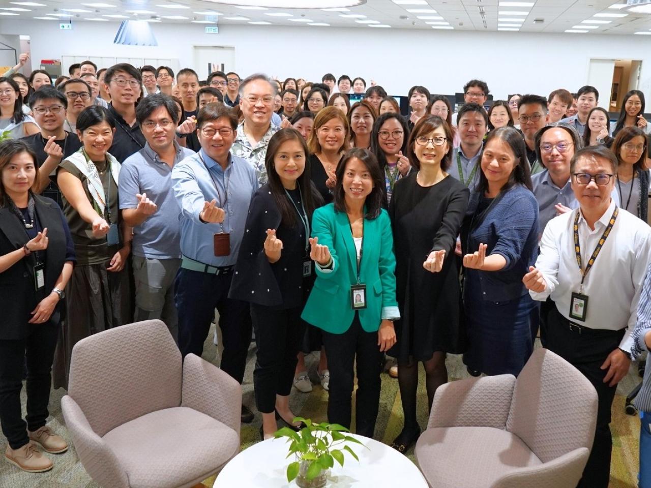 林慧虹首日到恒生銀行履新並與多個部門員工交流