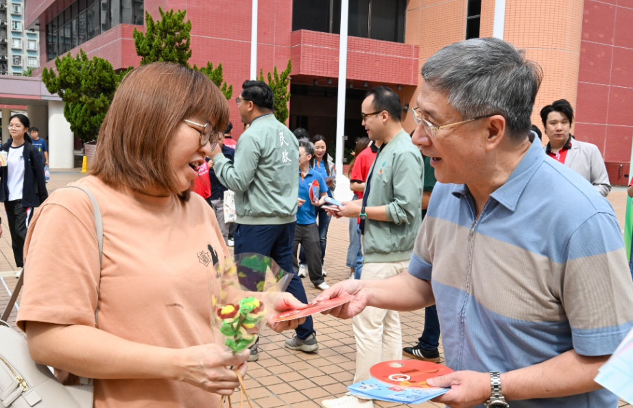 香港政務司副司長落區到街站宣傳立法會換屆選舉