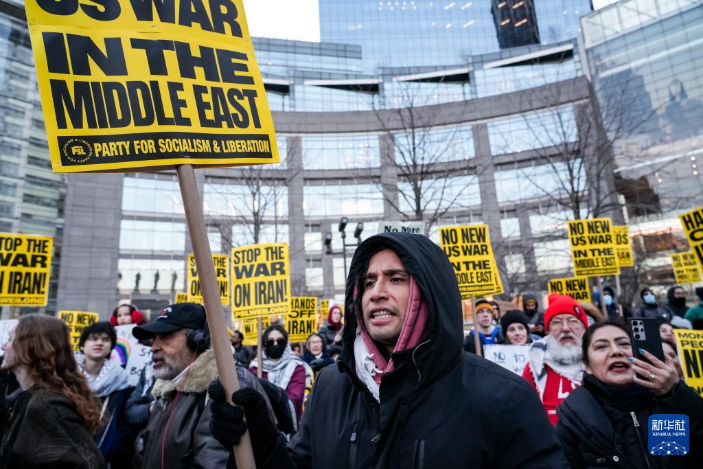 3月2日，人們在美國紐約參加集會，抗議美國對伊朗發動軍事打擊。新華社發（章正浩攝）