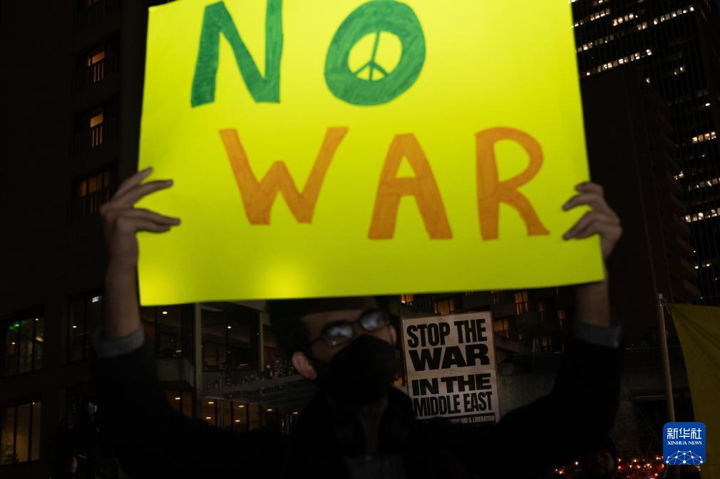 3月2日，人們在美國加利福尼亞州舊金山參加集會，抗議美國對伊朗發動軍事打擊。新華社發（朱子於攝）