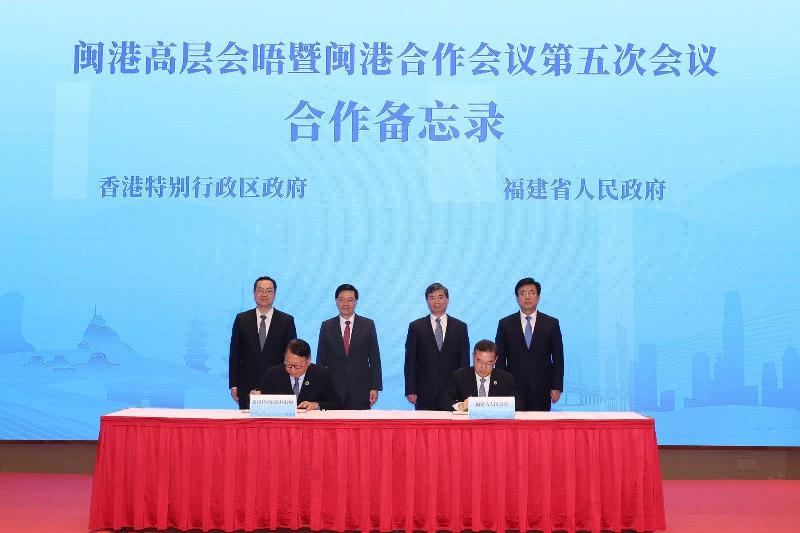 可能是包含下列内容的图片:新闻中心和文字