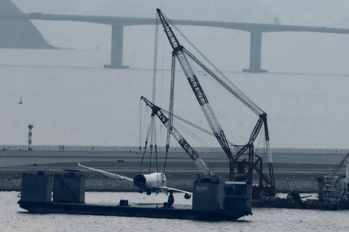 阿聯酋抵港失事貨機最大件機身連機頭殘骸被吊起