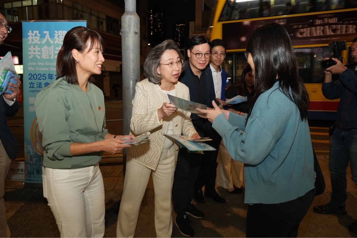 楊何蓓茵赴香港仔派單張 籲選民參與立法會選舉投票