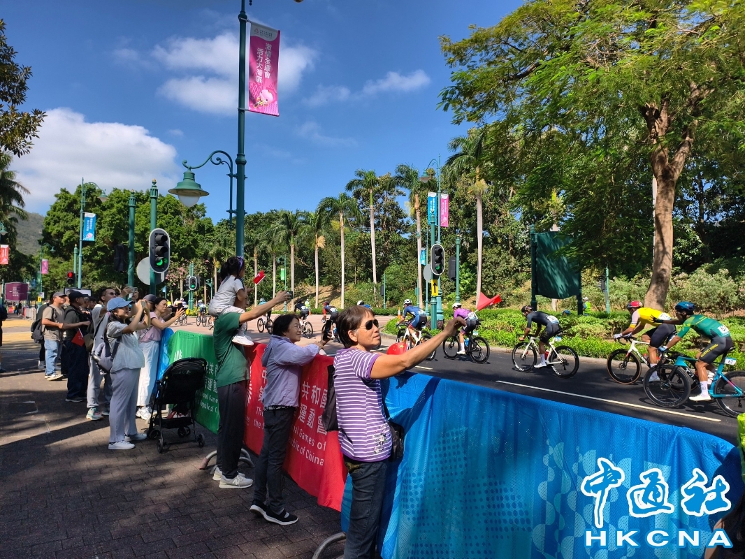 十五運跨境自行車途徑香港迪士尼 市民揮國旗加油