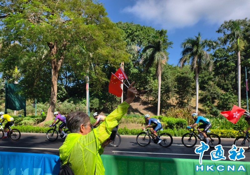 全運會自行車賽獨跨粵港澳 香港市民激情觀賽加油