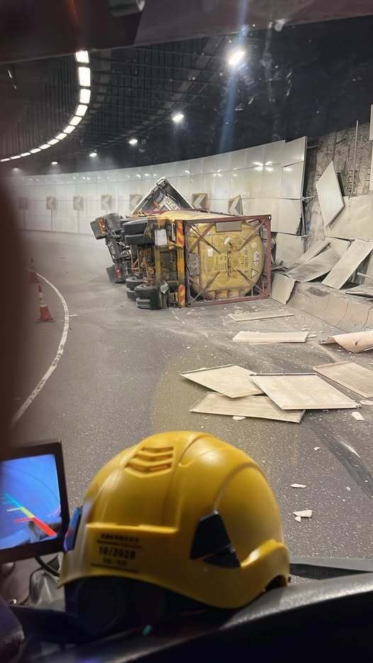 香港重卡隧道側翻撞墻