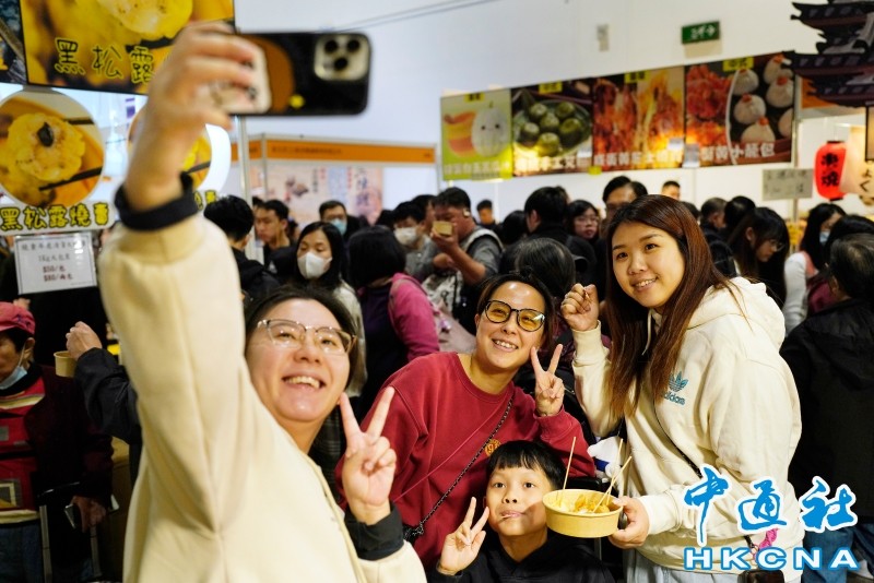 香港市民逛展享冬日消費氛圍